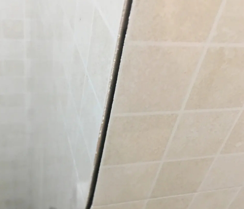 广水瓷砖空鼓维修公司分享阳台瓷砖脱落的修复过程可以分为以下几个步骤