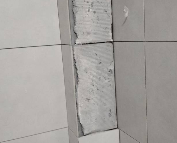 广水瓷砖空鼓维修公司分享下瓷砖施工前基层浇水润湿程度不足，可能导致以下问题